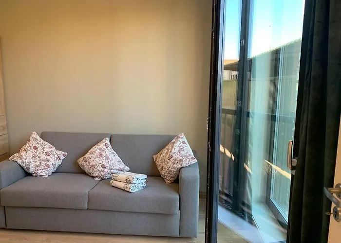 Central 1 Bedroom Apartment Nb!! Small Room